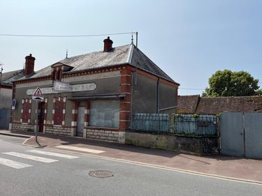 Fonds et murs commerciaux a vendre Corquilleroy 45120 Loiret 350 m2  126800 euros