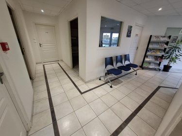 Fonds et murs commerciaux a vendre Saintes 17100 Charente-Maritime 249 m2  355000 euros