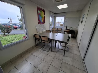 Fonds et murs commerciaux a vendre Saintes 17100 Charente-Maritime 249 m2  355000 euros