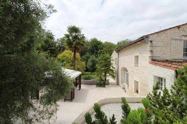 Maison a vendre Saintes 17100 Charente-Maritime 405 m2 11 pièces 561600 euros