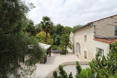 Maison a vendre Saintes 17100 Charente-Maritime 405 m2 11 pièces 592800 euros