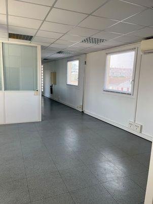 Location fonds et murs commerciaux Pierrelatte 26700 Drôme 120 m2  990 euros