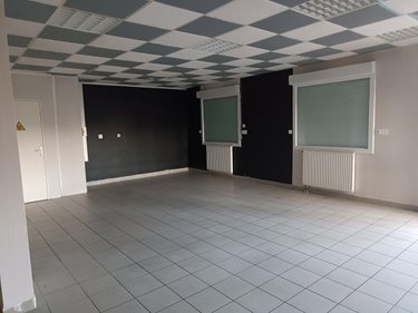 Location fonds et murs commerciaux Péronnas 01960 Ain 71 m2  647 euros