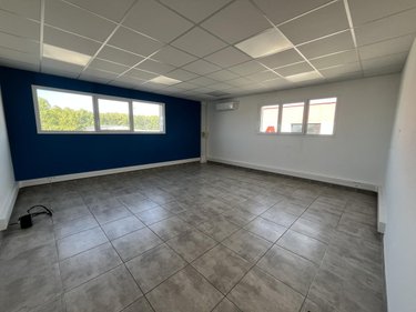 Location fonds et murs commerciaux Pierrelatte 26700 Drôme 136 m2  1300 euros