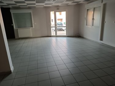 Location fonds et murs commerciaux Péronnas 01960 Ain 71 m2  647 euros