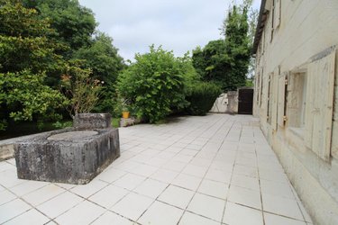 Maison a vendre Saintes 17100 Charente-Maritime 405 m2 11 pièces 561600 euros