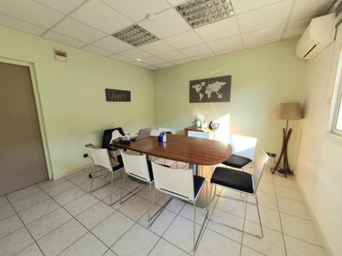 Fonds et murs commerciaux a vendre Pierrelatte 26700 Drôme 261 m2  435000 euros