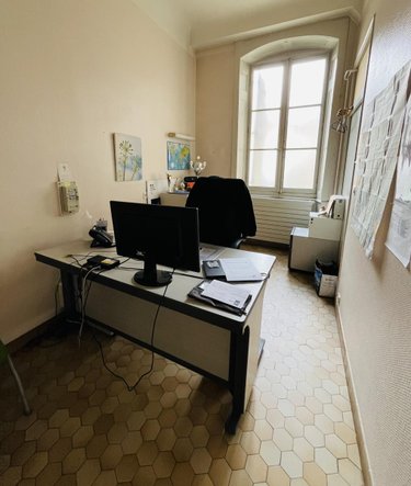 Fonds et murs commerciaux a vendre Dole 39100 Jura 153 m2  190000 euros