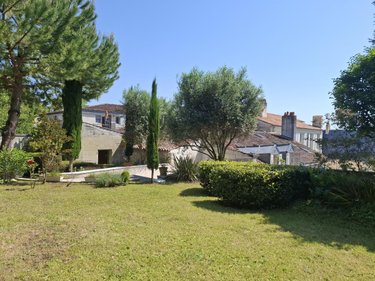 Maison a vendre Saintes 17100 Charente-Maritime 350 m2 13 pièces 988000 euros