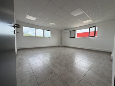 Location fonds et murs commerciaux Pierrelatte 26700 Drôme 136 m2  1300 euros