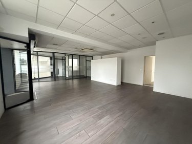 Fonds et murs commerciaux a vendre Auray 56400 Morbihan 140 m2  299000 euros