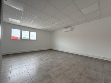 Location fonds et murs commerciaux Pierrelatte 26700 Drôme 136 m2  1300 euros