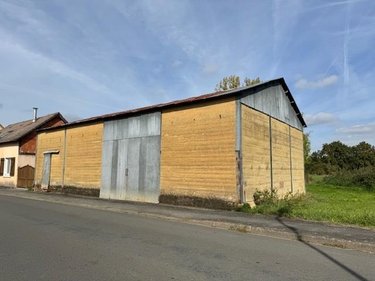 Garage et parking a vendre Mézeray 72270 Sarthe 137 m2  33000 euros