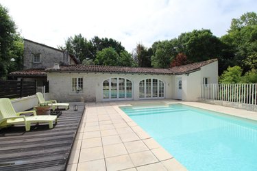 Maison a vendre Saintes 17100 Charente-Maritime 405 m2 11 pièces 592800 euros