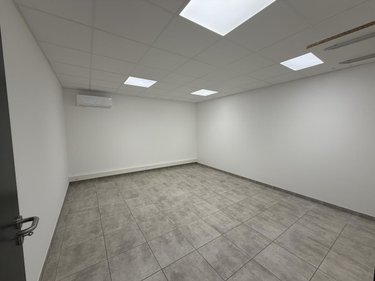 Location fonds et murs commerciaux Pierrelatte 26700 Drôme 136 m2  1300 euros