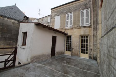 Immeuble a vendre Saintes 17100 Charente-Maritime 85 m2  236070 euros