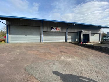 Location fonds et murs commerciaux Soliers 14540 Calvados 874 m2  5333 euros