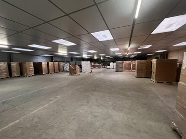 Location fonds et murs commerciaux Iwuy 59141 Nord 1300 m2  2700 euros
