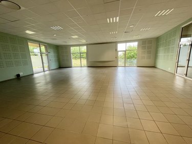 Fonds et murs commerciaux a vendre Cormontreuil 51350 Marne 1053 m2  2070000 euros