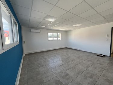 Location fonds et murs commerciaux Pierrelatte 26700 Drôme 136 m2  1300 euros