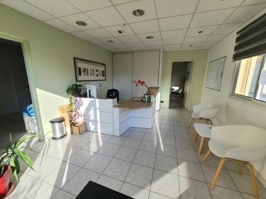 Fonds et murs commerciaux a vendre Pierrelatte 26700 Drôme 261 m2  435000 euros