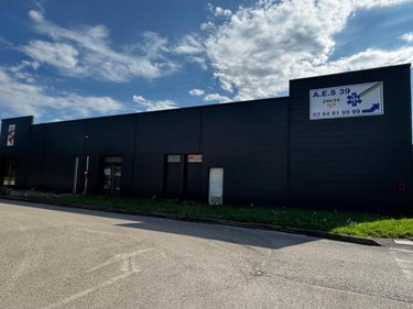 Fonds et murs commerciaux a vendre Tavaux 39500 Jura 460 m2  470000 euros