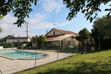 Maison a vendre Saintes 17100 Charente-Maritime 151 m2 8 pièces 209840 euros