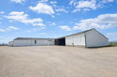 Fonds et murs commerciaux a vendre Plumelec 56420 Morbihan 1369 m2  379417 euros