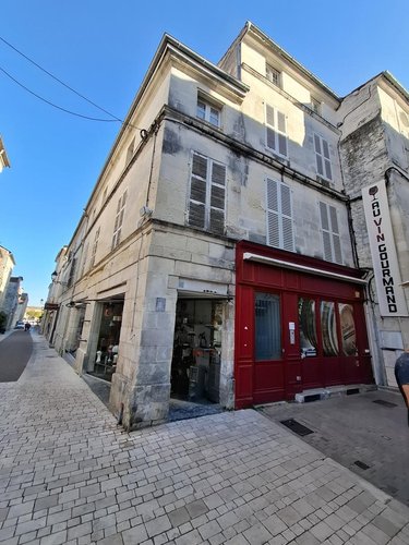 Immeuble a vendre Saintes 17100 Charente-Maritime 161 m2  355950 euros