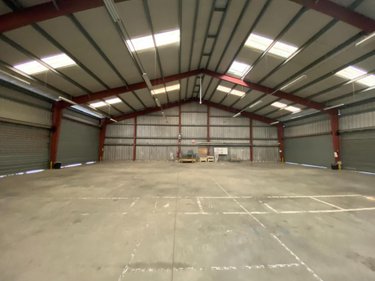 Location fonds et murs commerciaux Soliers 14540 Calvados 874 m2  5333 euros