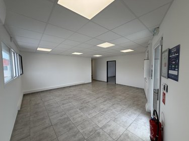 Location fonds et murs commerciaux Pierrelatte 26700 Drôme 136 m2  1300 euros
