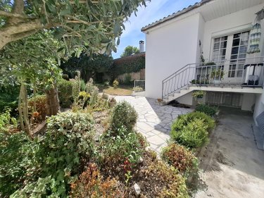 Maison a vendre Saintes 17100 Charente-Maritime 147 m2 8 pièces 374000 euros