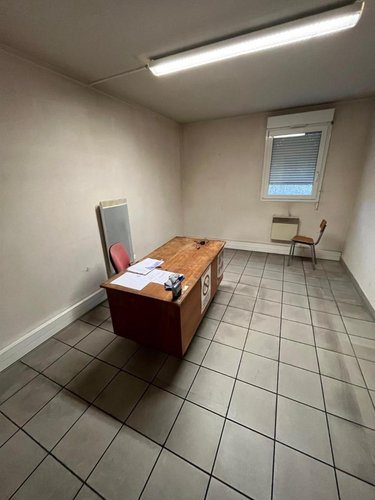 Location fonds et murs commerciaux Dole 39100 Jura 850 m2  2950 euros