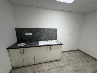 Location fonds et murs commerciaux Pierrelatte 26700 Drôme 136 m2  1300 euros