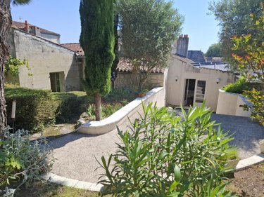 Maison a vendre Saintes 17100 Charente-Maritime 350 m2 13 pièces 1040000 euros