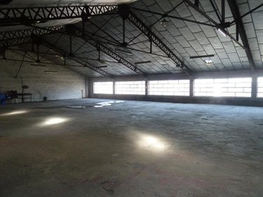 Fonds et murs commerciaux a vendre Caudry 59540 Nord 1100 m2  188640 euros