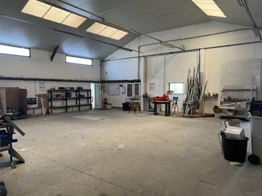 Fonds et murs commerciaux a vendre Guingamp 22200 Côtes-d'Armor 1560 m2  775200 euros
