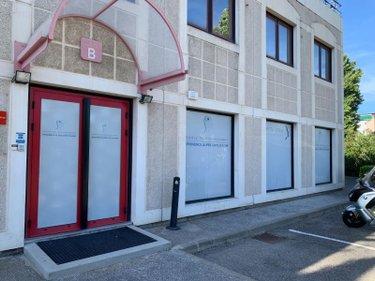 Fonds et murs commerciaux a vendre Aubagne 13400 Bouches-du-Rhône  677980 euros