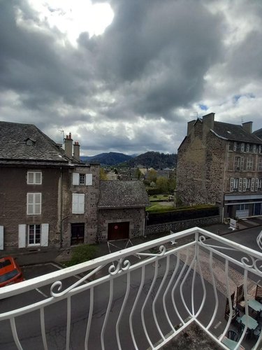 Fonds et murs commerciaux a vendre Murat 15300 Cantal  305000 euros