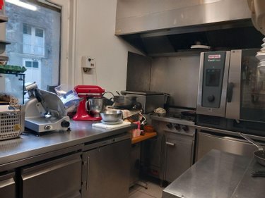 Fonds et murs commerciaux a vendre Murat 15300 Cantal  305000 euros