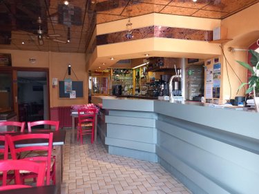 Fonds et murs commerciaux a vendre Murat 15300 Cantal  305000 euros