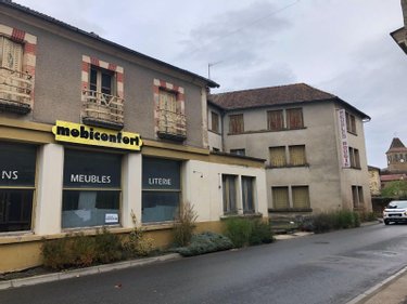 Immeuble a vendre Lacapelle-Marival 46120 Lot 700 m2  166800 euros