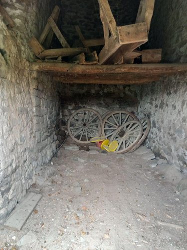 Bien agricole a vendre Peyrusse 15170 Cantal  18000 euros