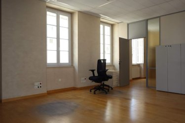 Fonds et murs commerciaux a vendre Mâcon 71000 Saône-et-Loire 214 m2  199500 euros