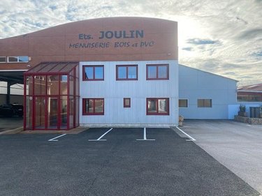 Fonds et murs commerciaux a vendre Charnay-lès-Mâcon 71850 Saône-et-Loire 1980 m2  2270000 euros