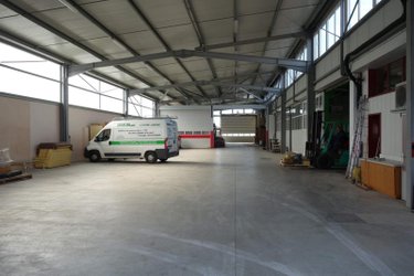 Fonds et murs commerciaux a vendre Charnay-lès-Mâcon 71850 Saône-et-Loire 1980 m2  2270000 euros
