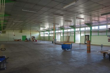 Fonds et murs commerciaux a vendre Charnay-lès-Mâcon 71850 Saône-et-Loire 1980 m2  2270000 euros