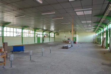 Fonds et murs commerciaux a vendre Charnay-lès-Mâcon 71850 Saône-et-Loire 1980 m2  3090000 euros