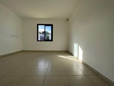 Location fonds et murs commerciaux Saint-André 97440 Réunion 88 m2  1250 euros