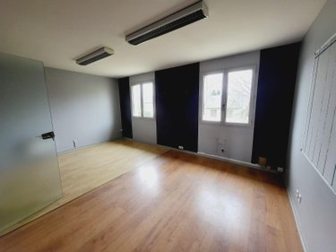 Fonds et murs commerciaux a vendre Ussel 19200 Corrèze 1000 m2  364000 euros